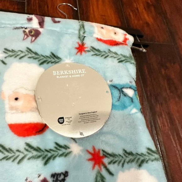 New Berkshire kitty cat creations & Santa clause super soft plush throw 50”x70 - Picture 3 of 8